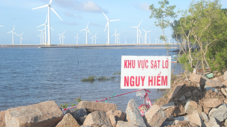 Sạt lở đ&ecirc; biển ở Bạc Li&ecirc;u - C&agrave; Mau: Ph&oacute; thủ tướng lưu &yacute; việc di dời d&acirc;n l&agrave; cấp thiết- Ảnh 2.