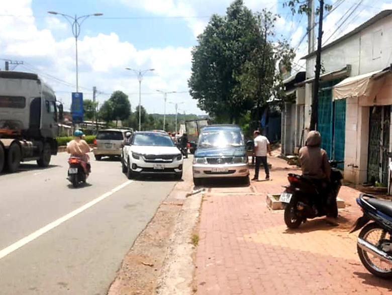 B&igrave;nh Dương: T&agrave;i xế &ocirc; t&ocirc; rượt đuổi, chặn đầu đập bể k&iacute;nh &ocirc; t&ocirc; kh&aacute;c- Ảnh 1.