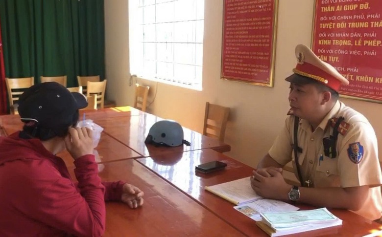 Đồng Nai: Phạt nguội 12 người leo dải ph&acirc;n c&aacute;ch cứng để sang đường- Ảnh 2.