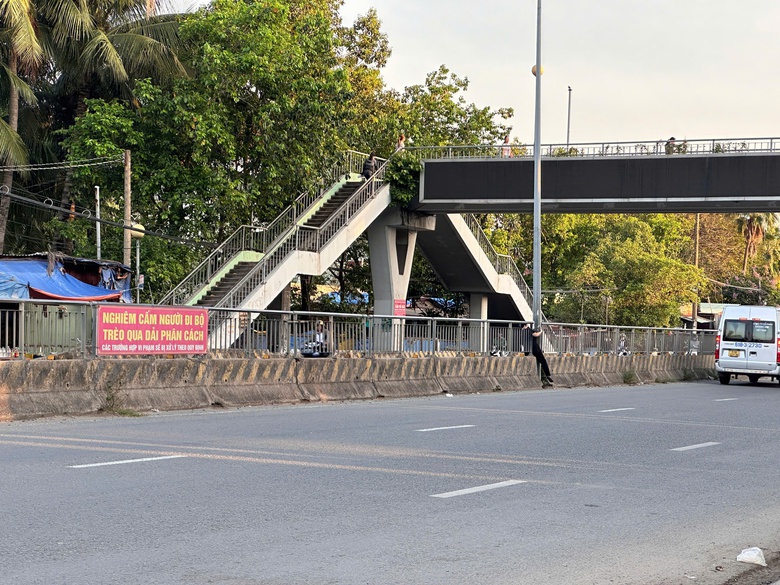 Đồng Nai: Phạt nguội 12 người leo dải ph&acirc;n c&aacute;ch cứng để sang đường- Ảnh 1.
