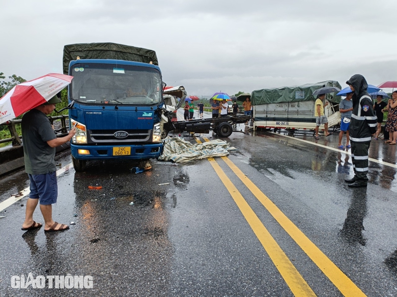 Tai nạn tr&ecirc;n cao tốc Nội B&agrave;i - L&agrave;o Cai: Đường đ&atilde; th&ocirc;ng 1 l&agrave;n xe- Ảnh 2.