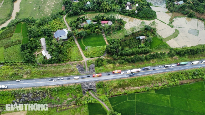 Tai nạn tr&ecirc;n cao tốc Nội B&agrave;i - L&agrave;o Cai: Đường đ&atilde; th&ocirc;ng 1 l&agrave;n xe- Ảnh 5.