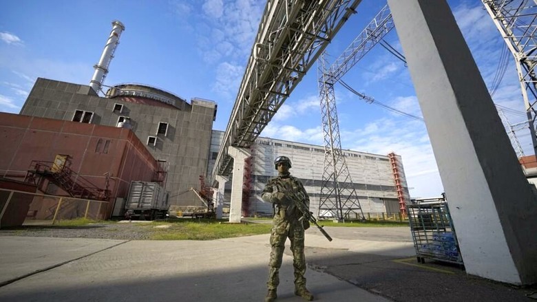 Ch&aacute;y nh&agrave; m&aacute;y điện hạt nh&acirc;n Zaporizhzhia, Ukraine - Nga c&aacute;o buộc nhau l&agrave; thủ phạm- Ảnh 2.