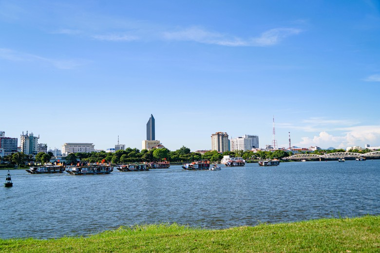 Đ&ocirc;ng đảo người d&acirc;n, du kh&aacute;ch về trẩy hội điện Huệ Nam ở Cố đ&ocirc; Huế- Ảnh 4.