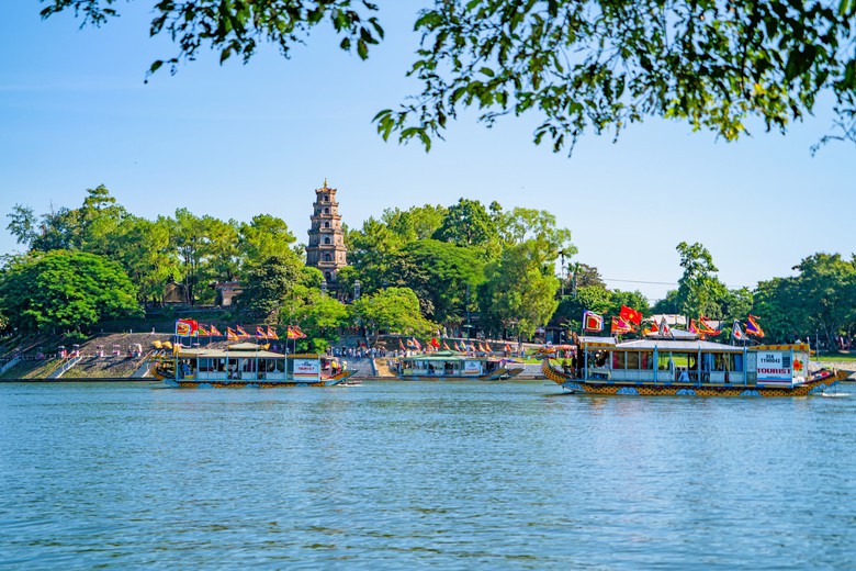 Đ&ocirc;ng đảo người d&acirc;n, du kh&aacute;ch về trẩy hội điện Huệ Nam ở Cố đ&ocirc; Huế- Ảnh 8.