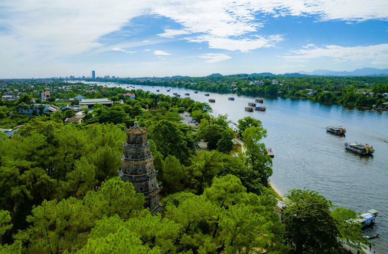 Đ&ocirc;ng đảo người d&acirc;n, du kh&aacute;ch về trẩy hội điện Huệ Nam ở Cố đ&ocirc; Huế- Ảnh 9.