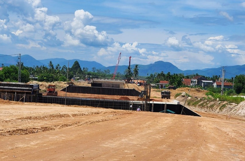 Xuy&ecirc;n đ&ecirc;m đua tiến độ 500 cầu, cống, hầm chui tr&ecirc;n cao tốc Quảng Ng&atilde;i - Ho&agrave;i Nhơn- Ảnh 5.