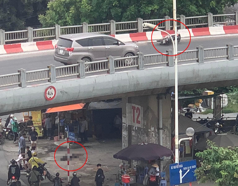 Xe máy gặp nạn trên đường dẫn lên cầu Vĩnh Tuy khiến 1 người rơi xuống gầm cầu- Ảnh 1. Xe máy gặp nạn trên đường dẫn lên cầu Vĩnh Tuy khiến 1 người rơi xuống gầm cầu- Ảnh 1.