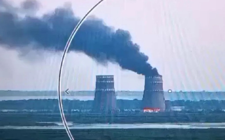 Ch&aacute;y nh&agrave; m&aacute;y điện hạt nh&acirc;n Zaporizhzhia, Ukraine - Nga c&aacute;o buộc nhau l&agrave; thủ phạm- Ảnh 1.