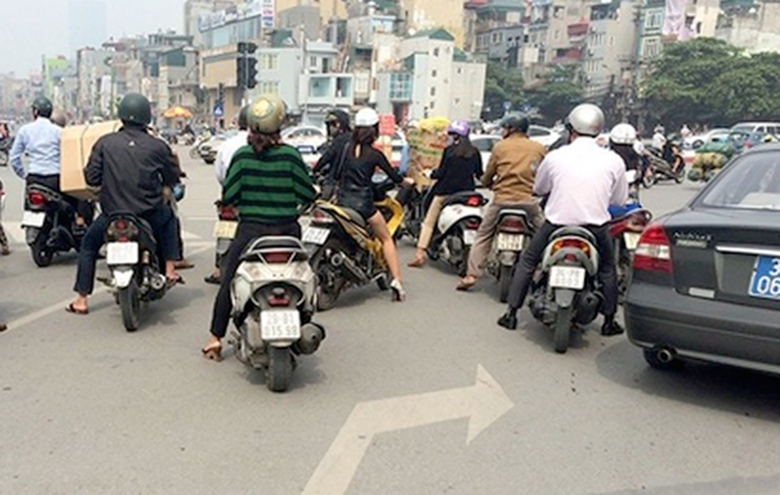 Đi thẳng ở l&agrave;n đường d&agrave;nh cho xe rẽ phải c&oacute; bị phạt?- Ảnh 1.