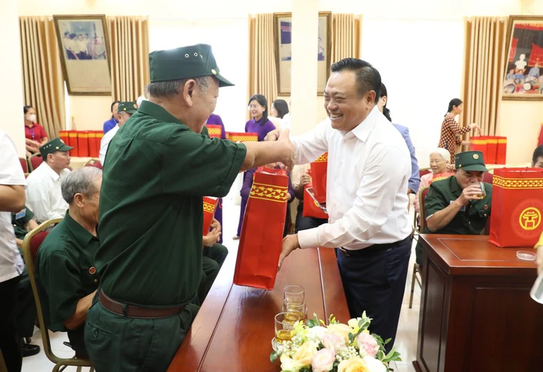 H&agrave; Nội đề xuất trợ cấp người c&oacute; c&ocirc;ng v&agrave; th&acirc;n nh&acirc;n gần 1,4 triệu đồng/th&aacute;ng- Ảnh 1.