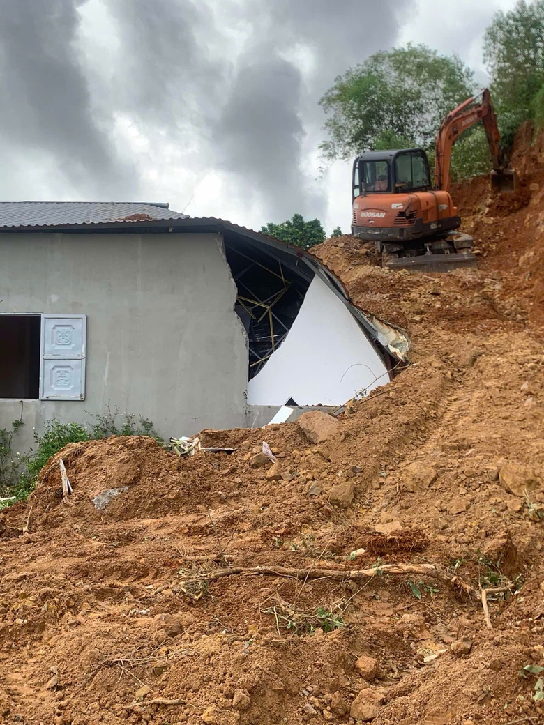 Sạt lở đất ở Vĩnh Ph&uacute;c g&acirc;y sập tường, 1 người chết, 1 người bị thương- Ảnh 1.