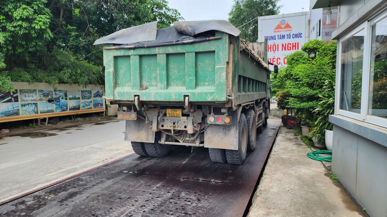 Xử phạt xe quá tải trên đê tả sông Hồng sau phản ánh của Báo Giao thông- Ảnh 8. Xử phạt xe quá tải trên đê tả sông Hồng sau phản ánh của Báo Giao thông- Ảnh 8.
