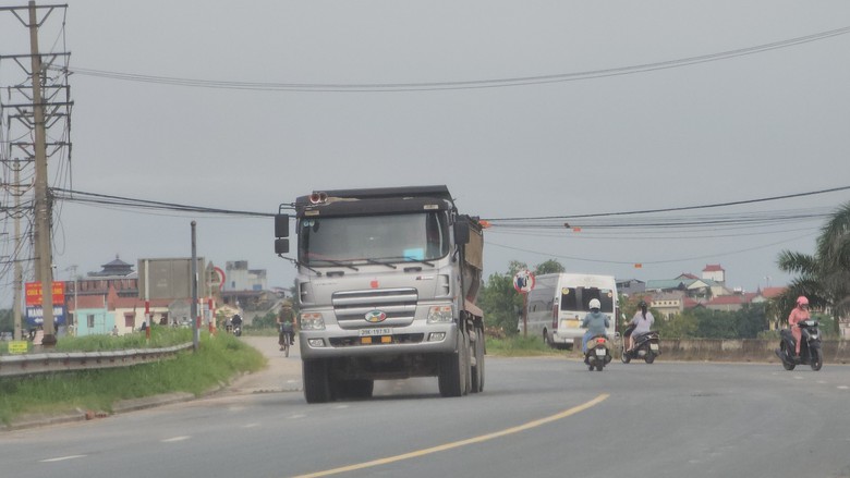 Xử phạt xe quá tải trên đê tả sông Hồng sau phản ánh của Báo Giao thông- Ảnh 9. Xử phạt xe quá tải trên đê tả sông Hồng sau phản ánh của Báo Giao thông- Ảnh 9.