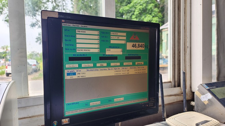 Xử phạt xe quá tải trên đê tả sông Hồng sau phản ánh của Báo Giao thông- Ảnh 5. Xử phạt xe quá tải trên đê tả sông Hồng sau phản ánh của Báo Giao thông- Ảnh 5.