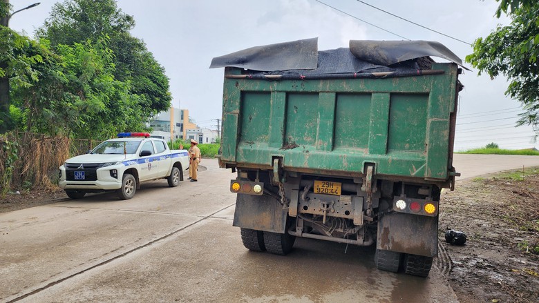 Xử phạt xe quá tải trên đê tả sông Hồng sau phản ánh của Báo Giao thông- Ảnh 4. Xử phạt xe quá tải trên đê tả sông Hồng sau phản ánh của Báo Giao thông- Ảnh 4.