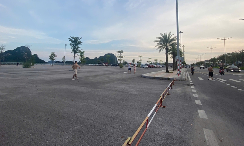 Quảng Ninh: Phớt lờ biển cấm, xe đỗ t&ugrave;y tiện tr&ecirc;n đường ven biển- Ảnh 4.