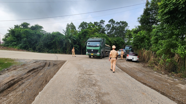 Xử phạt xe quá tải trên đê tả sông Hồng sau phản ánh của Báo Giao thông- Ảnh 1. Xử phạt xe quá tải trên đê tả sông Hồng sau phản ánh của Báo Giao thông- Ảnh 1.