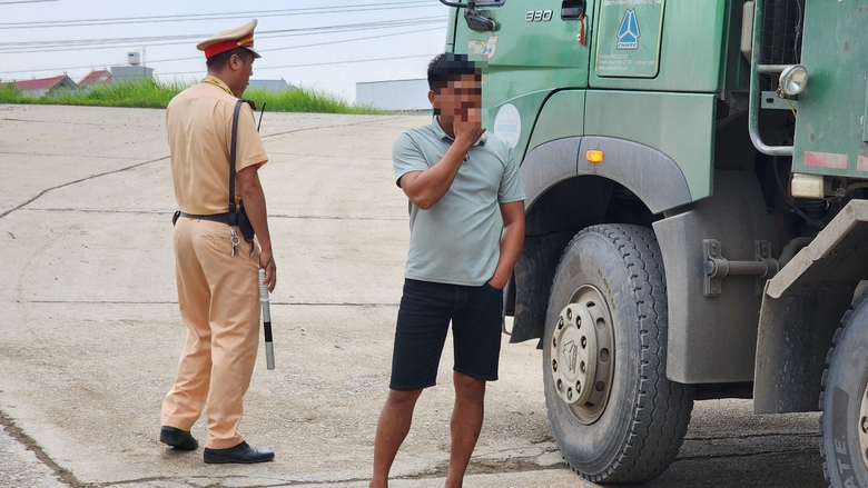 Xử phạt xe quá tải trên đê tả sông Hồng sau phản ánh của Báo Giao thông- Ảnh 6. Xử phạt xe quá tải trên đê tả sông Hồng sau phản ánh của Báo Giao thông- Ảnh 6.