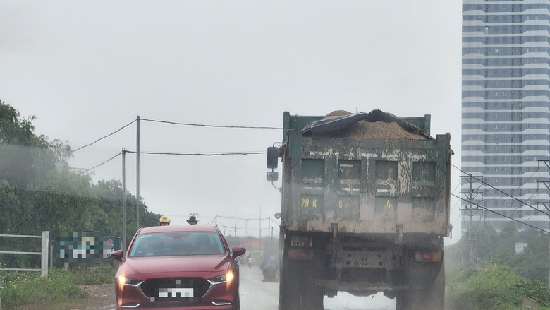 Xử phạt xe quá tải trên đê tả sông Hồng sau phản ánh của Báo Giao thông- Ảnh 10. Xử phạt xe quá tải trên đê tả sông Hồng sau phản ánh của Báo Giao thông- Ảnh 10.