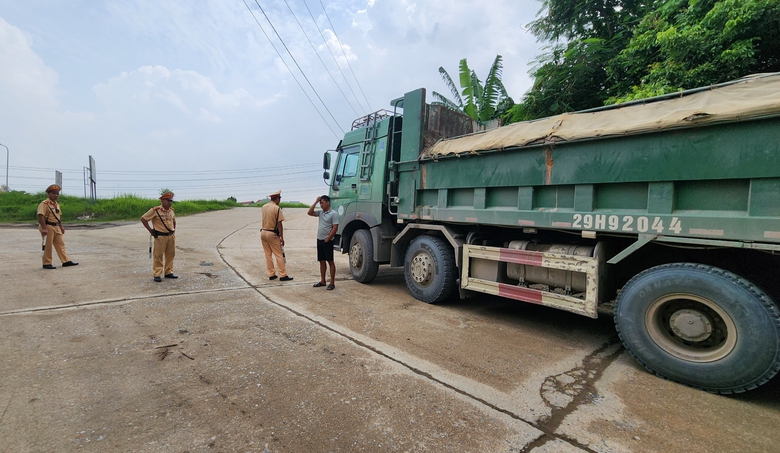 Xử phạt xe quá tải trên đê tả sông Hồng sau phản ánh của Báo Giao thông- Ảnh 3. Xử phạt xe quá tải trên đê tả sông Hồng sau phản ánh của Báo Giao thông- Ảnh 3.