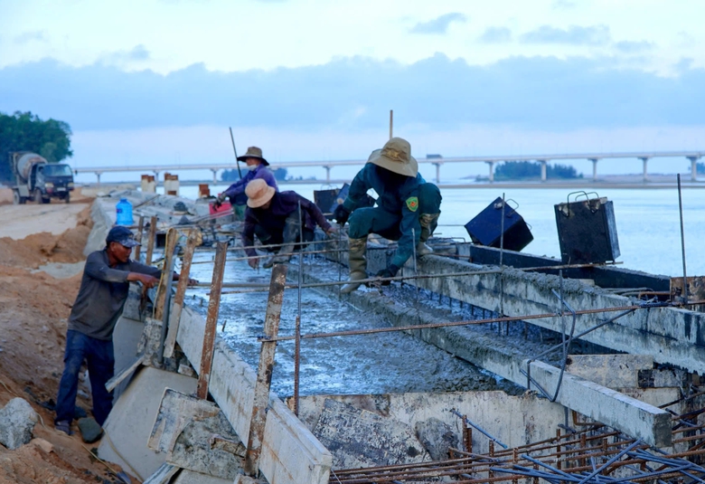 Quảng Ng&atilde;i đua tiến độ hai dự &aacute;n k&egrave; 400 tỷ tr&ecirc;n s&ocirc;ng  Tr&agrave; Kh&uacute;c trước m&ugrave;a mưa cận kề- Ảnh 3.