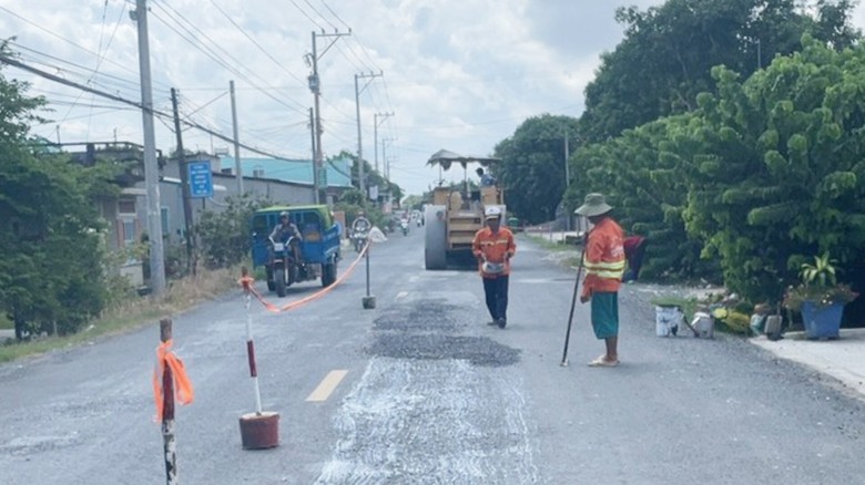 An Giang: Khắc phục đường đầy ổ gà sau phản ánh của Báo Giao thông- Ảnh 1. An Giang: Khắc phục đường đầy ổ gà sau phản ánh của Báo Giao thông- Ảnh 1.