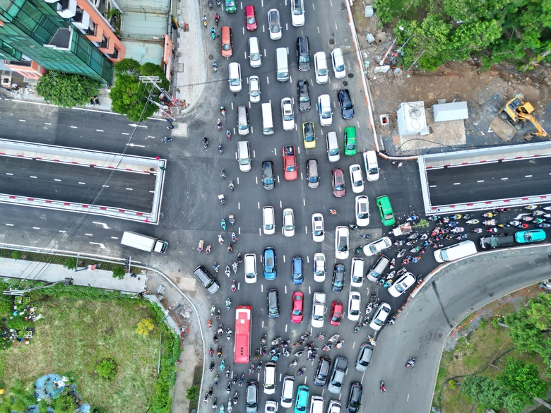 Hầm chui 200 tỷ cửa ng&otilde; T&acirc;n Sơn Nhất th&ocirc;ng xe nhưng v&igrave; sao vẫn &ugrave;n tắc?- Ảnh 1.
