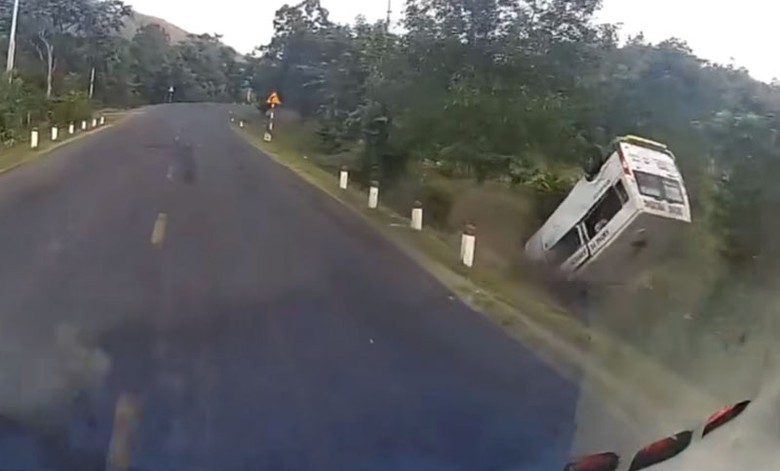 H&igrave;nh ảnh ghi lại chiếc xe kh&aacute;ch 16 chỗ của h&atilde;ng H&ugrave;ng Phương bị lật.