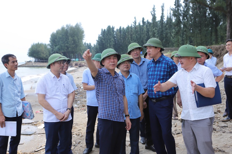 Bờ biển bị x&acirc;m thực mạnh, đe dọa "nuốt đường" ở Thanh H&oacute;a- Ảnh 2.