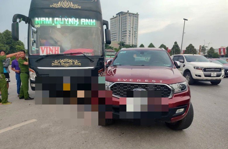 Hiện trường vụ TNGT li&ecirc;n ho&agrave;n khiến một người tử vong tại chỗ.