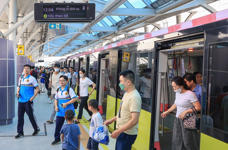 Gần 400 ngh&igrave;n người đi metro Nhổn - ga H&agrave; Nội trong tuần đầu khai th&aacute;c- Ảnh 1.