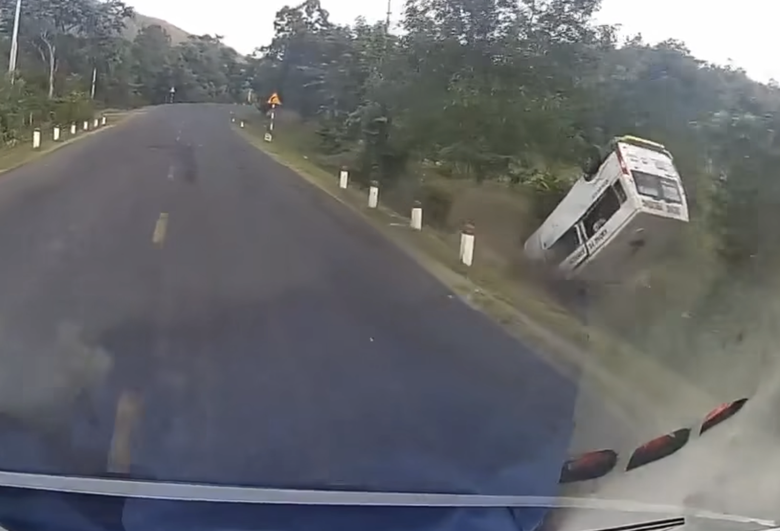 Gia Lai: Xe kh&aacute;ch 16 chỗ lật sau c&uacute; phanh gấp, một người tử vong- Ảnh 1.