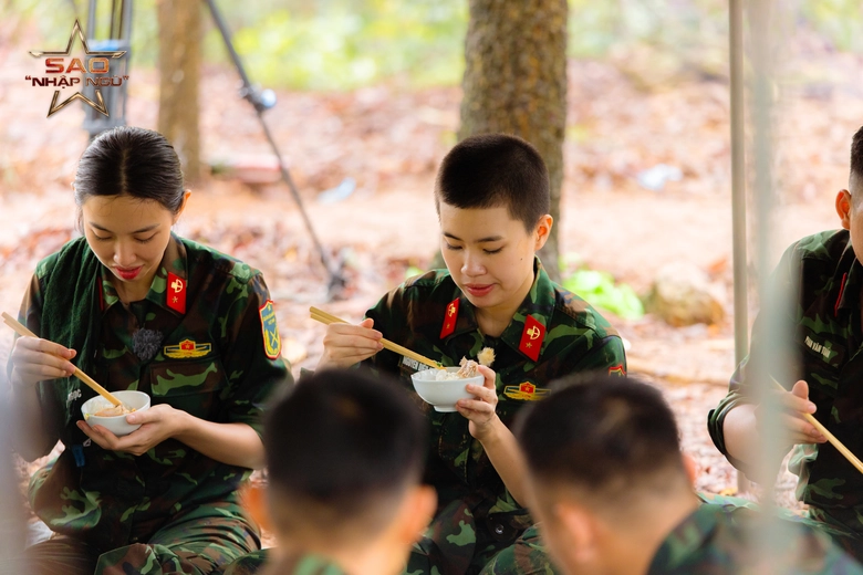 Sao nhập ngũ 2024 tập 2: Th&ugrave;y Ti&ecirc;n, Ph&aacute;o lăn xả cứu nạn nh&acirc;n- Ảnh 7.
