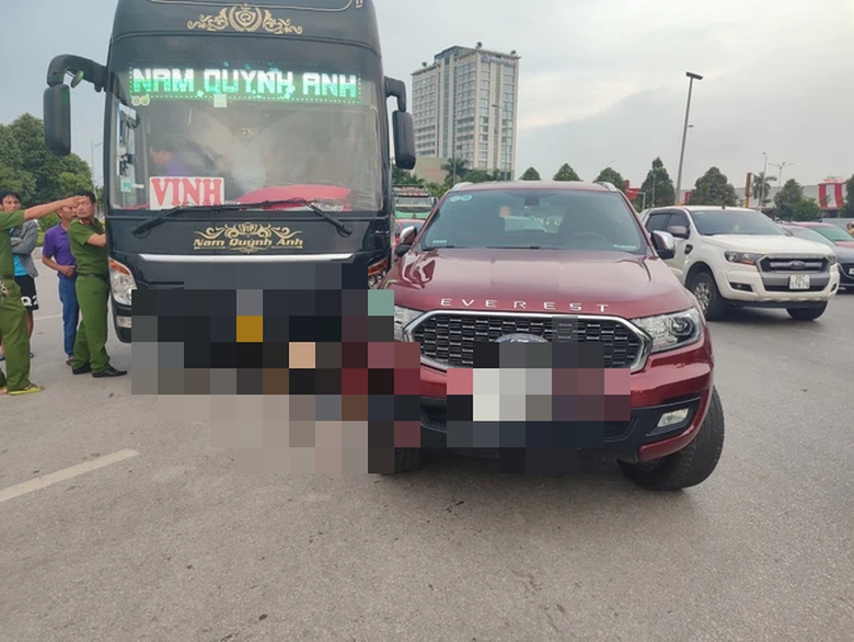 Tai nạn li&ecirc;n ho&agrave;n giữa xe kh&aacute;ch, xe con v&agrave; xe m&aacute;y ở v&ograve;ng xuyến, một người tử vong- Ảnh 1.