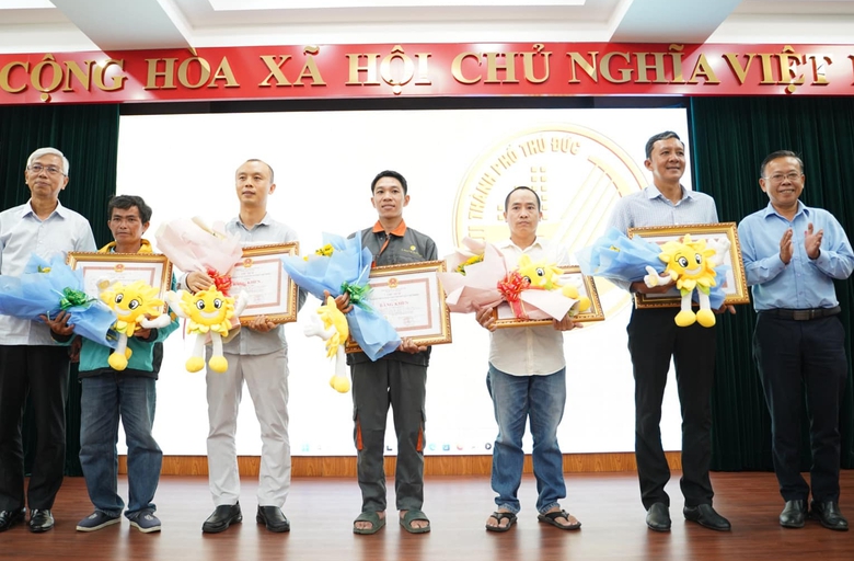 Khen thưởng 5 người cứu nạn nh&acirc;n vụ tai nạn li&ecirc;n ho&agrave;n tr&ecirc;n cầu Ph&uacute; Mỹ- Ảnh 1.
