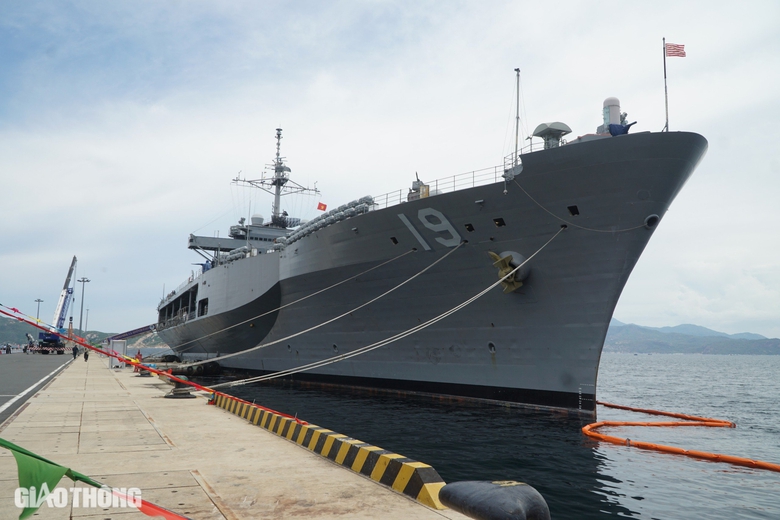 Cận cảnh so&aacute;i hạm l&acirc;u năm nhất của Hải qu&acirc;n Mỹ cập cảng Cam Ranh- Ảnh 1.