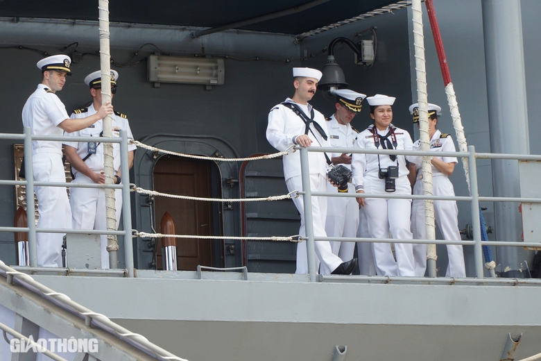 Cận cảnh so&aacute;i hạm l&acirc;u năm nhất của Hải qu&acirc;n Mỹ cập cảng Cam Ranh- Ảnh 3.