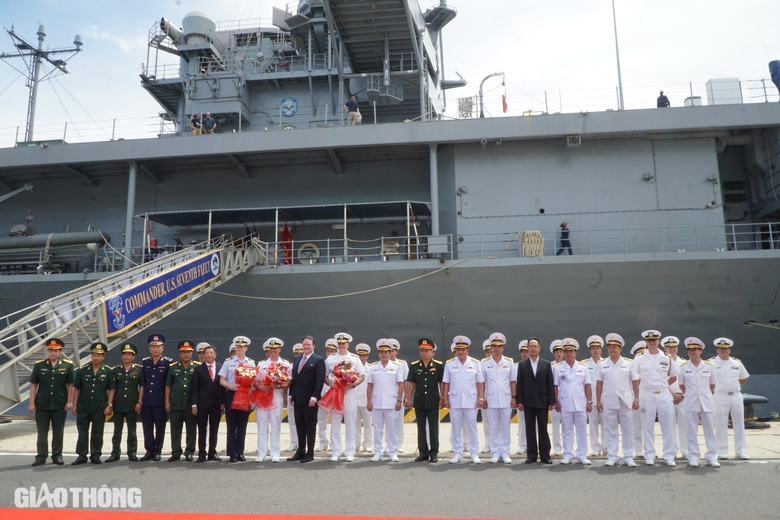 Cận cảnh so&aacute;i hạm l&acirc;u năm nhất của Hải qu&acirc;n Mỹ cập cảng Cam Ranh- Ảnh 6.