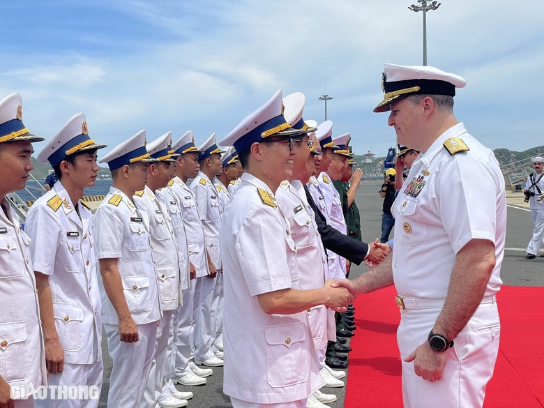 Cận cảnh so&aacute;i hạm l&acirc;u năm nhất của Hải qu&acirc;n Mỹ cập cảng Cam Ranh- Ảnh 8.