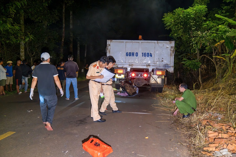 Xe m&aacute;y t&ocirc;ng v&agrave;o xe tải, hai người thương vong- Ảnh 1.