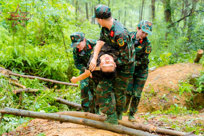 Sao nhập ngũ 2024 tập 2: Th&ugrave;y Ti&ecirc;n, Ph&aacute;o lăn xả cứu nạn nh&acirc;n- Ảnh 2.