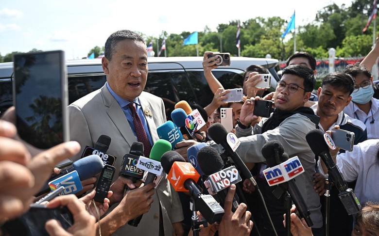 N&oacute;ng: Thủ tướng Th&aacute;i Lan bị b&atilde;i nhiệm