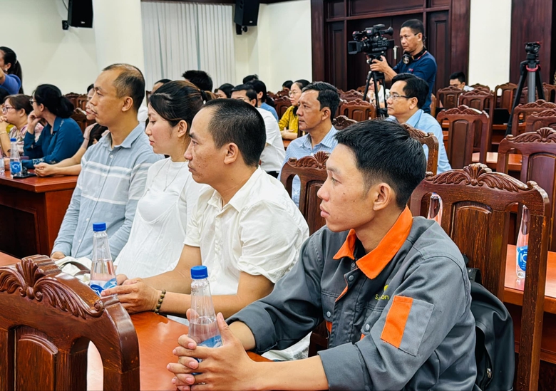 Khen thưởng 5 người cứu nạn nh&acirc;n vụ tai nạn li&ecirc;n ho&agrave;n tr&ecirc;n cầu Ph&uacute; Mỹ- Ảnh 4.