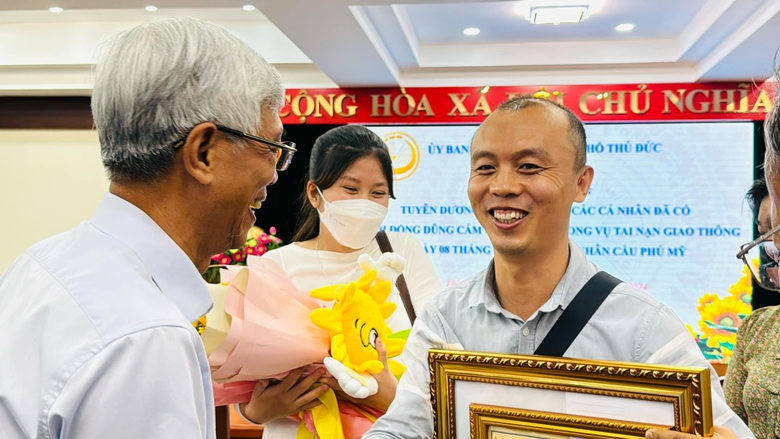 Khen thưởng 5 người cứu nạn nh&acirc;n vụ tai nạn li&ecirc;n ho&agrave;n tr&ecirc;n cầu Ph&uacute; Mỹ- Ảnh 5.