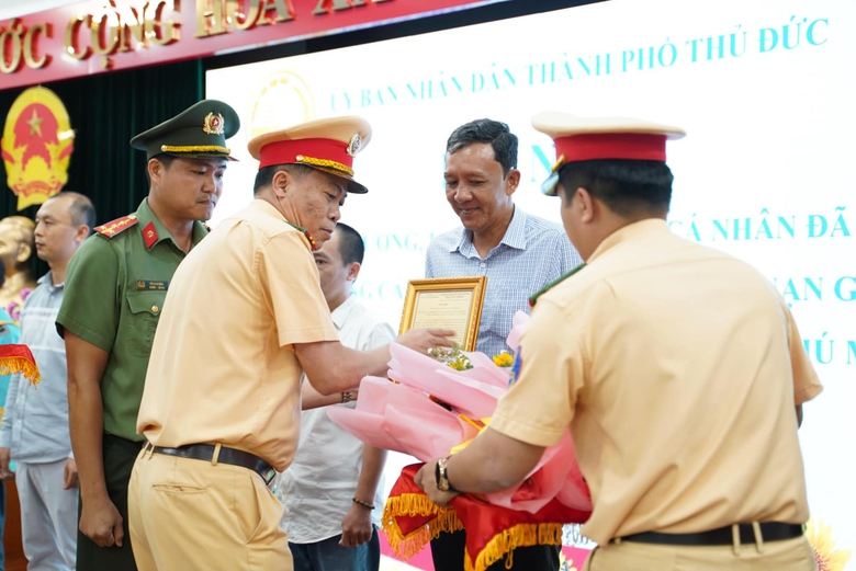 Khen thưởng 5 người cứu nạn nh&acirc;n vụ tai nạn li&ecirc;n ho&agrave;n tr&ecirc;n cầu Ph&uacute; Mỹ- Ảnh 2.