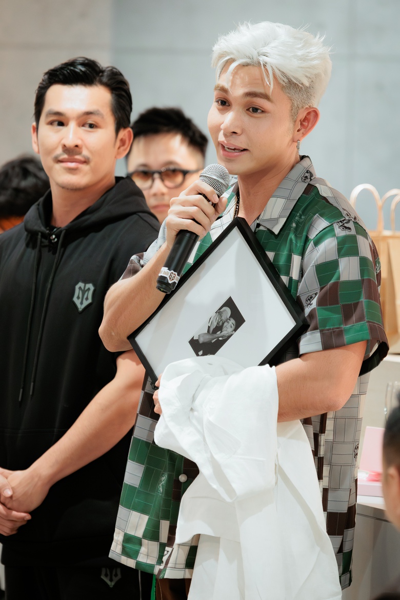 Thiên Minh tặng Jun Phạm bức ảnh chụp cùng bố trong tập 1 Anh trai vượt ngàn chông gai 2024. Được biết, bố của Jun Phạm cũng đ&atilde; mất.