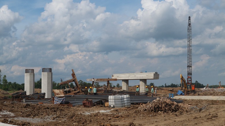 Sóc Trăng phát động thi đua 15 ngày đêm đẩy nhanh tiến độ thi công cao tốc- Ảnh 1. Sóc Trăng phát động thi đua 15 ngày đêm đẩy nhanh tiến độ thi công cao tốc- Ảnh 1.