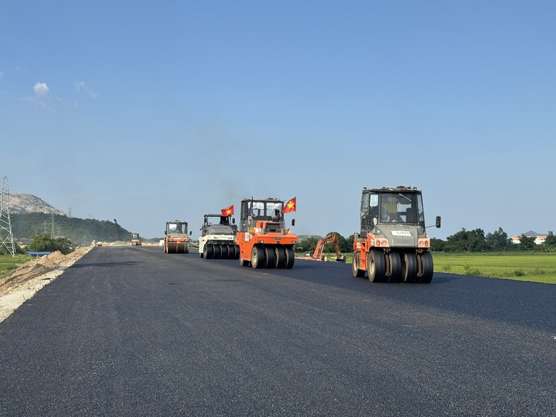 Sớm di dời hạ tầng kỹ thuật, đẩy nhanh tiến độ cao tốc V&acirc;n Phong - Nha Trang- Ảnh 4.