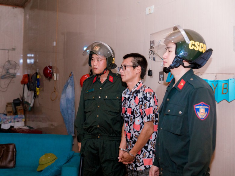 Khởi tố đối tượng cố t&igrave;nh lao xe m&aacute;y v&agrave;o &ocirc; t&ocirc; dừng b&ecirc;n đường- Ảnh 1.